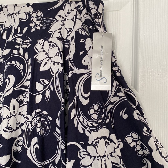 ⭐️ Host Pick ⭐️ NWT - Navy/White Floral A Line Skirt - Picture 3 of 10